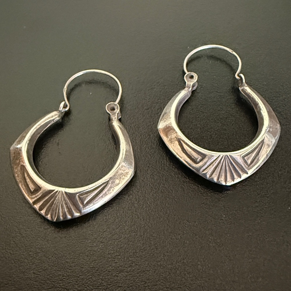 Vintage Handmade Silver Hoop Earrings with hammered detail - Picture 7 of 11